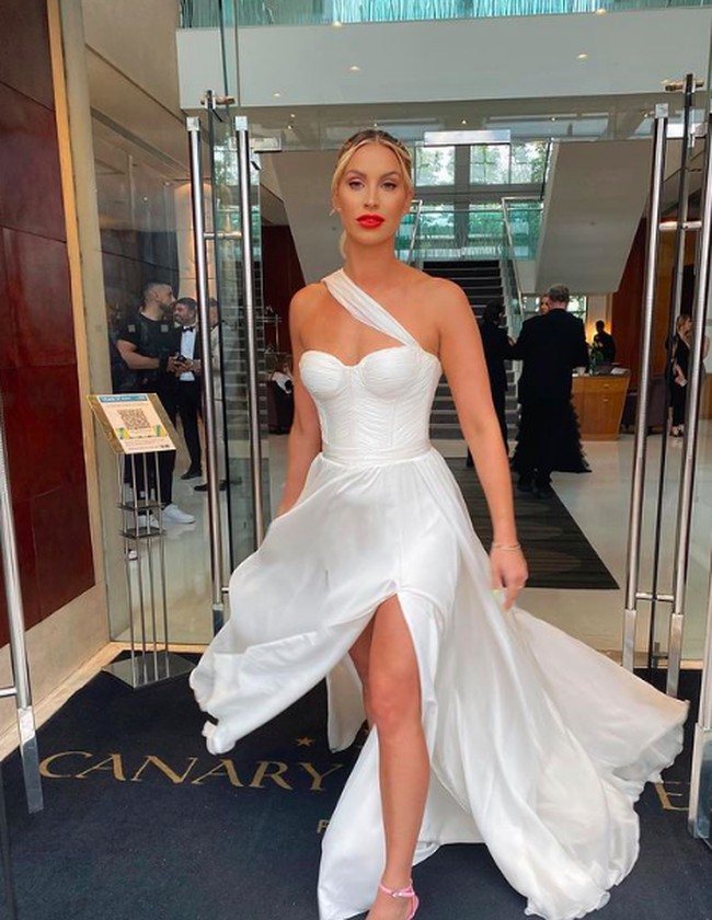 Ferne adalah model, presenter, dan bintang reality show asal Inggris yang sudah merasa nyaman dengan kehidupannya menjadi single, dan orangtua tunggal. Dengan kekayaannya yang berlimpah, Ferne mengaku tak butuh lagi pria. Foto: dok. Instagram/@fernemccann