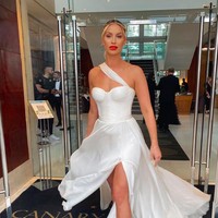 Ferne adalah model, presenter, dan bintang reality show asal Inggris yang sudah merasa nyaman dengan kehidupannya menjadi single, dan orangtua tunggal. Dengan kekayaannya yang berlimpah, Ferne mengaku tak butuh lagi pria. Foto: dok. Instagram/@fernemccann