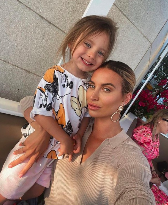 Beginilah potret kehidupan Ferne bersama putrinya. Dia merasa puas dengan harta yang dia miliki saat ini. Foto: dok. Instagram/@fernemccann