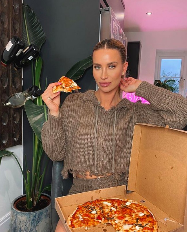 Daripada hanya memikirkan semua romantisme hubungan dengan pria, Ferne kini lebih memilih untuk bekerja keras untuk ‘menggemukkan’ tabungannya. “Aku ingin bekerja untuk diriku sendiri dan menafkahi putriku. Aku merasa sangat nyaman dan dapat tidur nyenyak di malam hari mengetahui aku dapat menjaga hidup kami. Sangat menyenangkan menyadari bahwa aku telah mewujudkan kehidupan yang layak untuk kami berdua,” urainya. Foto: dok. Instagram/@fernemccann