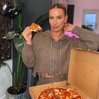 Daripada hanya memikirkan semua romantisme hubungan dengan pria, Ferne kini lebih memilih untuk bekerja keras untuk ‘menggemukkan’ tabungannya. “Aku ingin bekerja untuk diriku sendiri dan menafkahi putriku. Aku merasa sangat nyaman dan dapat tidur nyenyak di malam hari mengetahui aku dapat menjaga hidup kami. Sangat menyenangkan menyadari bahwa aku telah mewujudkan kehidupan yang layak untuk kami berdua,” urainya. Foto: dok. Instagram/@fernemccann