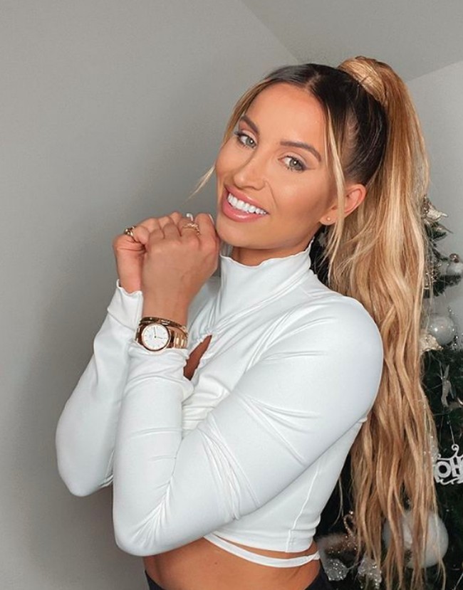 Wanita yang populer setelah membintangi reality show The Only Way is Essex itu mengaku bahwa dia pun memiliki banyak kekecewaan dalam hubungan. Setelah menjalin asmara dengan Dele Alli, Ferne pacaran dengan seorang pengusaha bernama Arthur Collins. Bersama Arthur, Ferne memiliki satu putri. Kini dia menjadi orangtua tunggal karena Arthur dipenjara selama 20 tahun terkait kasus penyiraman air keras. Foto: dok. Instagram/@fernemccann