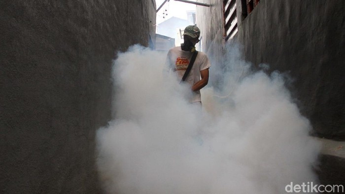 Fogging Cegah Demam Berdarah di Depok Warga melakukan pengasapan atau fogging di RT 03/07 Tanah Baru, Beji-Depok, Jawa Barat, Minggu (17/10). Hal ini untuk mencegah demam berdarah.