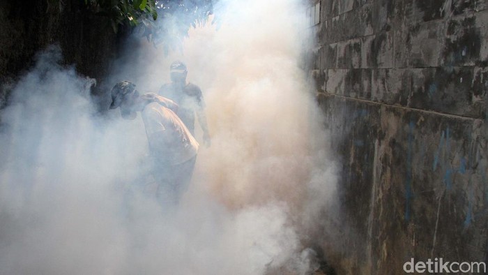 Fogging Cegah Demam Berdarah di Depok Warga melakukan pengasapan atau fogging di RT 03/07 Tanah Baru, Beji-Depok, Jawa Barat, Minggu (17/10). Hal ini untuk mencegah demam berdarah.