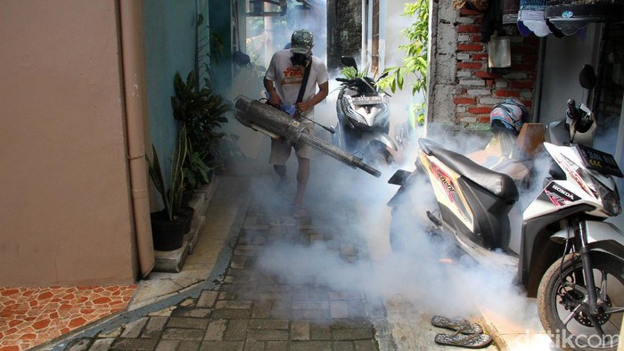 Fogging Cegah Demam Berdarah di Depok Warga melakukan pengasapan atau fogging di RT 03/07 Tanah Baru, Beji-Depok, Jawa Barat, Minggu (17/10). Hal ini untuk mencegah demam berdarah.
