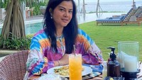Segelas jus jeruk dipilih Viens Tasman untuk melengkapi waktu paginya. Langit yang cerah dan sarapan yang lezat membuka harinya dengan begitu sempurna. Foto: Instagram/vienstasman