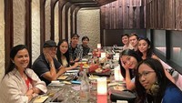Menghabiskan waktu dengan keluarga besar juga menjadi agenda yang tak boleh terlewatkan. Berkumpul dengan seluruh anggota keluarga, termasuk Rachel Vennya, dirinya begitu menikmati makan malam yang hangat. Foto: Instagram/vienstasman