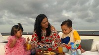 Mengisi waktu liburan dengan makan makanan enak menjadi gayanya saat bersantai. Tak lupa ia mengajak serta kedua cucunya untuk ikut berlibur dan bersenang-senang. Foto: Instagram/vienstasman