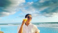 Terharu di antara yang benci, pasti ada yang tulus. Memang seperti itu manusia diciptakan, sebagai makhluk yang pendosa, dikasih kelehamahan, godaan, bersalah, sebaik-baiknya manusia tidak ada yang sempurna, tulis Viens Tasman pada akun Instagramnya. Foto: Instagram/vienstasman