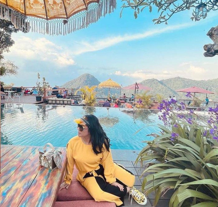 Galeri Foto Viens Tasman Potret Viens Tasman, Ibu Rachel Vennya Saat Hangout Bersama Cucu