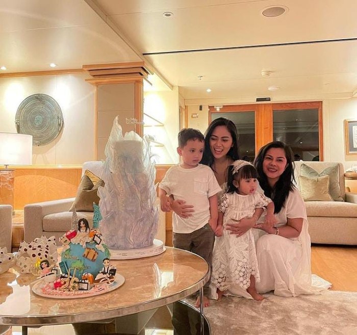 Galeri Foto Viens Tasman Potret Viens Tasman, Ibu Rachel Vennya Saat Hangout Bersama Cucu