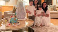 Pada perayaan ulang tahun Rachel Vennya, Viens Tasman tampak sebaya dengan sang anak. Dibalut dress putih yang cantik, Viens Tasman terlihat begitu awet muda dan bahagia bersama kedua cucunya. Foto: Instagram/vienstasman