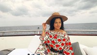 Memiliki dua orang cucu, Viens Tasman masih terlihat awet muda. Gayanya saat tengah asyik menyantap makanan di atas perahu membuatnya masih terlihat energik dan berjiwa muda. Foto: Instagram/vienstasman