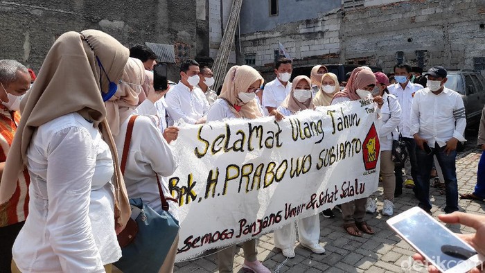 Gerindra Bagi-bagi Sembako di Jaktim