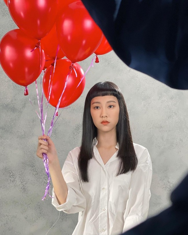 Hal lain yang membuat Gigi mirip dengan boneka itu adalah poninya. Sejak awal kemunculannya, ia memang sering menerapkan poni pendek serupa dengan karakter anak perempuan yang sering muncul dalam buku pelajaran di Korea Selatan itu. Foto: Instagram @yiminghay