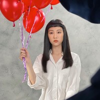 Hal lain yang membuat Gigi mirip dengan boneka itu adalah poninya. Sejak awal kemunculannya, ia memang sering menerapkan poni pendek serupa dengan karakter anak perempuan yang sering muncul dalam buku pelajaran di Korea Selatan itu. Foto: Instagram @yiminghay