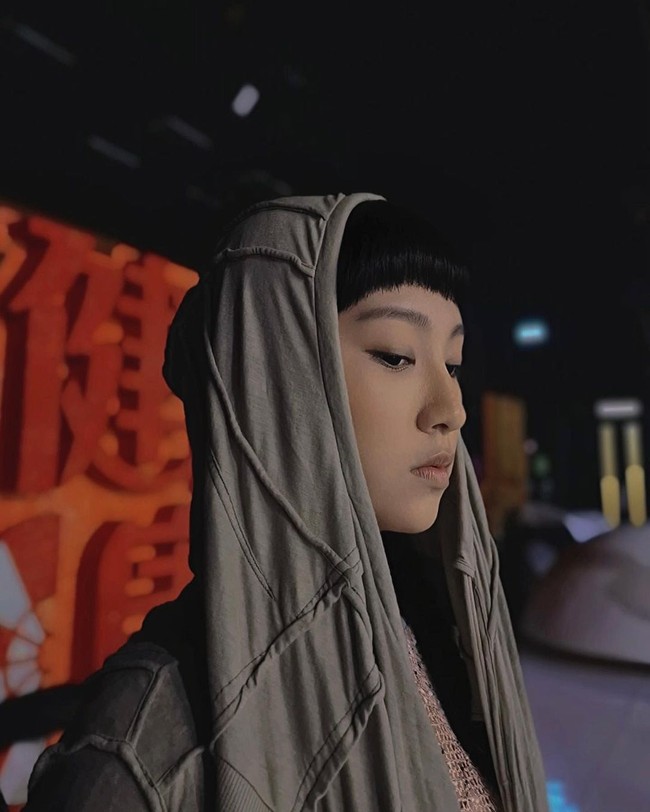 Remaja 16 tahun tersebut dianggap punya kesamaan fitur wajah dengan boneka maut Squid Games, terutama pada bagian mata. Gigi memang punya bentuk mata almond yang serupa dengan boneka  dari permainan anak-anak yang populer di tahun 1970-an hingga 1980-an Foto: Instagram @yiminghay