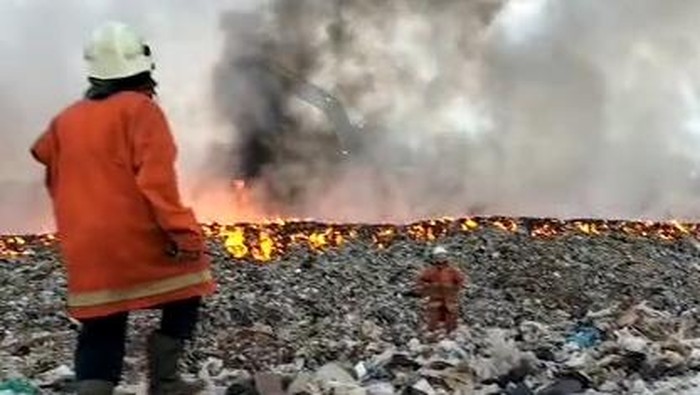 Gunungan Sampah TPA Benowo Terbakar, Hingga Malam Petugas Masih Memadamkan