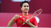 Bermain pertama, Anthony Ginting sukses memberi poin pertama bagi Indonesia usai berhasil menaklukan Lu Guang Zu lewat pertarungan 77 menit dengan skor 18-21, 21-14, 21-16.