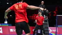 Indonesia mengunci gelar juara itu usai Jonatan Christie memenangi partai ketiga di Ceres Arena, Aarhus, Denmark, Minggu (17/10) malam WIB. Jonatan mengalahkan Li Shi Feng 21-14, 18-21, dan 21-14.