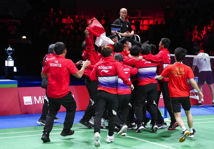 Indonesia berhasil menjuarai Piala Thomas 2020 usai mengalahkan China 3-0. Puasa gelar dua dekade Merah-Putih di ajang ini berakhir sudah.