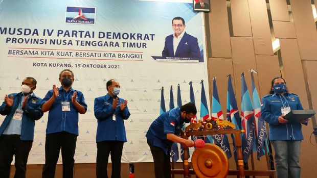 Kepala BPOKK DPP Demokrat, Herman Khaeron, memukul gong tanda dibukanya Musda ke-IV Partai Demokrat NTT, Jumat (15/10/2021).