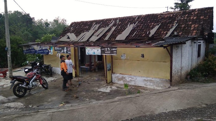 hujan deras dan angin kencang membuat rumah warga rusak
