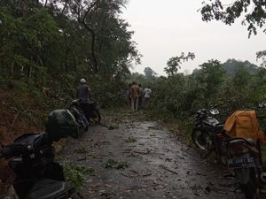 Hujan Es di Madiun Sebabkan Longsor hingga Tutup Jalan Penghubung Antar Desa
