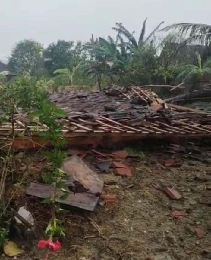 Hujan Es Dan Angin Terjang Madiun, Ratusan Rumah Rusak 3 Diantaranya Roboh