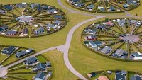 Permukiman berbentuk lingkaran di kawasan Denmark ini mencuri perhatian publik. Kawasan permukiman itu bernama Brondby Haveby atau Brondby Garden City. Diketahui, rumah-rumah di Brondby Haveby dilengkapi halaman luas. Bentuk permukimannya yang melingkar dirancang untuk meningkatkan interaksi sosial antara para penghuni. Dok. jaapgrolleman via Boredpanda.