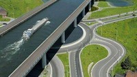 Tak cuma Belanda, Belgia juga memiliki jembatan kapal unik bernama Pont Canal Du Sart. Diketahui jembatan air ini mulai dibangun pada tahun 1998 dan selesai dibangun sekitar tahun 2002 silam. Jembatan air yang memiliki panjang 498 meter, lebar 46 meter dan kedalaman 7,1 meter ini dibangun di atas jalan raya dan taman kota di Belgia. Dok. Jezawan via Boredpanda.