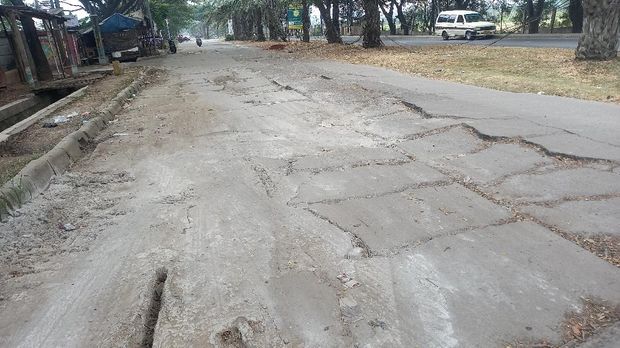 Jalan penghubung Kecamatan Batu Ceper dengan Neglasari, Kota Tangerang, Banten, rusak parah, Minggu (17/10/2021).