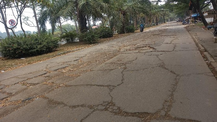Jalan penghubung Kecamatan Batu Ceper dengan Neglasari, Kota Tangerang, Banten, rusak parah, Minggu (17/10/2021).