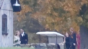 Alhasil, tak banyak foto pernikahan yang beredar sejauh ini dengan kualitas bagus, karena jarak memotret dari obyek cukup jauh. Foto: Daily Mail