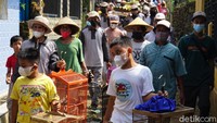 Acara pelepasan burung juga diiringi dengan tujuh nasi tumpeng yang dimakan bersama. Ketua Kelompok Penggiat Konservasi Desa Banjarmangu Letkol (Laut) Farid Moeldiyanto mengatakan, hingga saat ini sudah lebih dari 500 burung dengan berbagai jenis yang di lepas ke alam. Mulai dari burung pleci, tledekan dan burung puyuh.