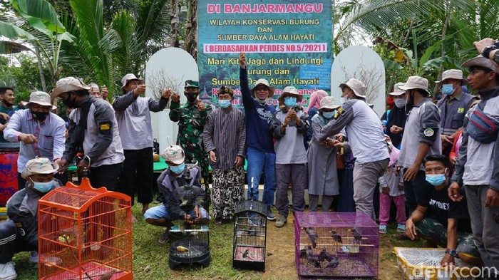 Kala Warga di Desa Banjarnegara Lepas Ratusan Burung ke Alam Warga desa di Kabupaten Banjarnegara, melepasliarkan ratusan burung ke alam. Kegiatan itu digelar sebagai upaya untuk menjaga keseimbangan alam.