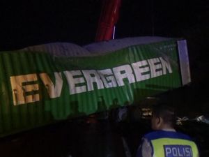 Analisis Pakar soal Penyebab Truk Kontainer Oleng Hingga Timpa Mobil Direktur Indomaret