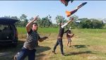 Keren! Pesawat Styrofoam Beterbangan di Langit Probolinggo