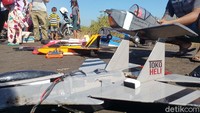Komunitas ini gelar latihan di pantai dengan angin yang cukup kencang. Sehingga perlu ketrampilan dari pilotn dalam mengendalikan remot kontrol agar pesawat tidak lepas kendali.