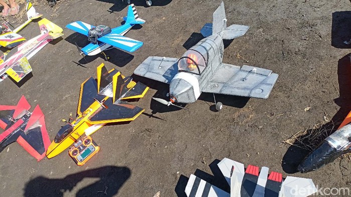 Keren! Pesawat Styrofoam Beterbangan di Langit Probolinggo Komunitas Aeromodeling Probolinggo gelar latihan Pantai Permata Kota Probolinggo, Minggu (17/10). Pesawat mainan dari Styrofoam pun menghiasi langit Probolinggo.