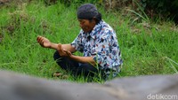 Ade mendapat petunjuk bahwa Gibran berada di sekitar sungai. Ade pun akhirnya melewati jalan yang cukup terjal dan berbatu agar sampai ke Curug Cikoneng karena memang ia harus melaksanakannya seorang diri.