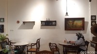 Memasuki kedai ini, traveler bakal disambut beragam benda vintage. Mulai dari lantai, meja-kursi, lukisan, jam dinding, radio, mesin tik, dan telepon bergaya 1950-an. (Azril Shiva for detikcom)