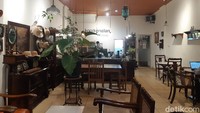 Suasana jadul itu dipadu dengan ajakan untuk meninggalkan HP sejenak. Sesuai namanya, Kopi Kenalan berharap traveler yang datang ke kedai kopi ini mengenal satu sama lain mumpung sama-sama ada di kedai. (Azril Shiva for detikcom)