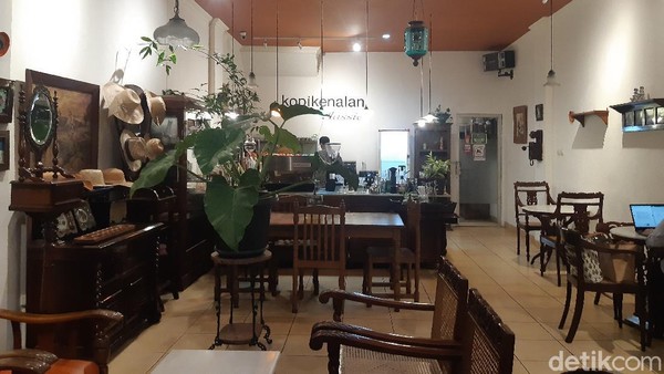 Suasana jadul itu dipadu dengan ajakan untuk meninggalkan HP sejenak. Sesuai namanya, Kopi Kenalan berharap traveler yang datang ke kedai kopi ini mengenal satu sama lain mumpung sama-sama ada di kedai. (Azril Shiva for detikcom)
