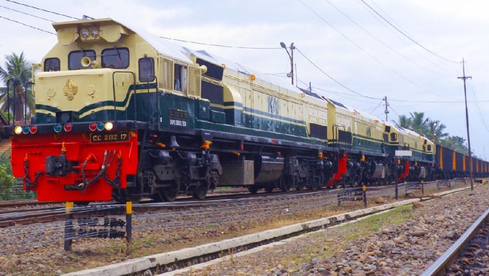PT Kereta Api Indonesia (Persero) menghadirkan kembali livery lokomotif era tahun 1953 - 1991 pada 3 unit Lokomotif seri CC 202.