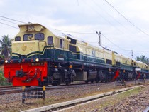 Gokil! Bule Ini Numpang Kereta Barang Babaranjang yang Terpanjang di Sumatera