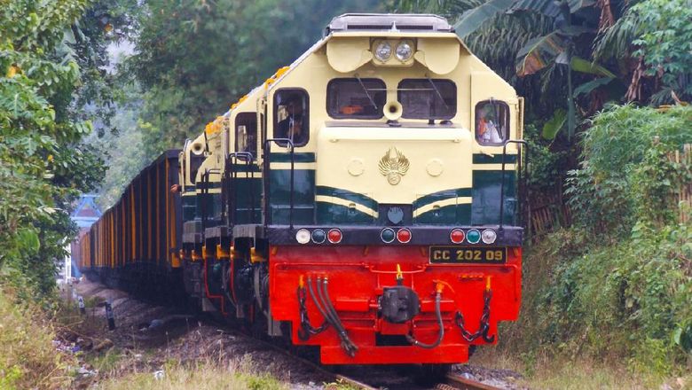 Livery Jadul KA Babaranjang PT Kereta Api Indonesia (Persero) menghadirkan kembali livery lokomotif era tahun 1953 - 1991 pada 3 unit Lokomotif seri CC 202.