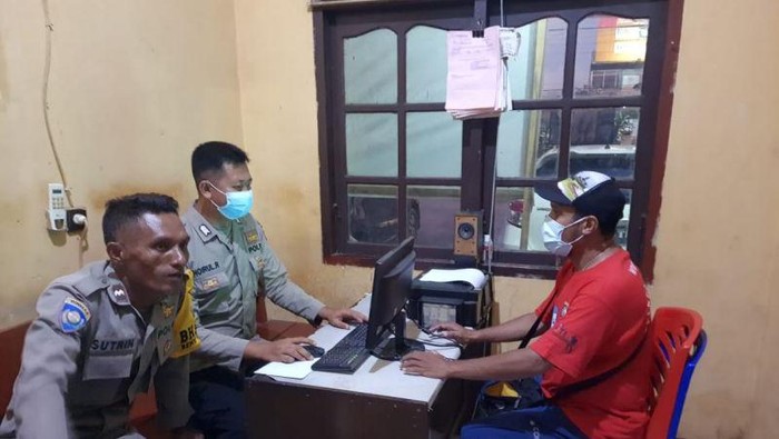 Maikel Djasman saat melaporkan peluru nyasar ke rumahnya di Polsek Sorong Timur, Sabtu. (Antara/Ernes Broning D).