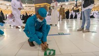 Pemerintah Saudi sejak awal pandemi telah berupaya untuk menerapkan sejumlah langlah pencegahan COVID-19. Salah satunya aturan jaga jarak di seluruh kawasan di Masjidil Haram. (Foto: Dok gph.gov.sa)