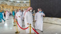 Para jemaah yang telah menerima kedua dosis vaksin sekarang dapat mengunjungi masjid di Mekah dan Madinah sambil mengenakan masker dan menggunakan aplikasi pelacakan Umrah. (Foto: Dok gph.gov.sa)